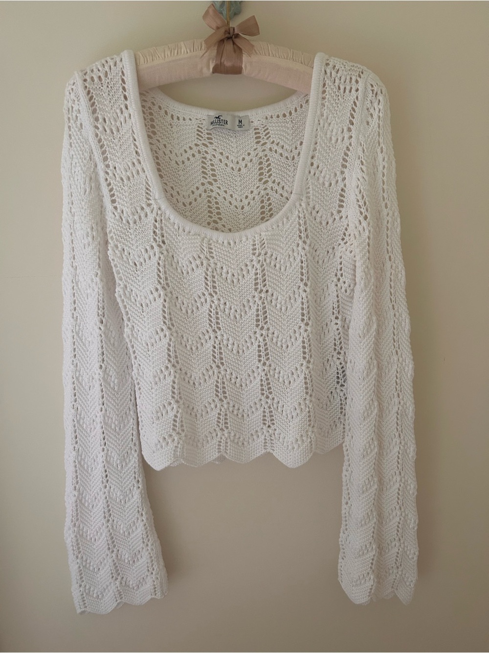 White Hollister Cropped Crochet Sweater
Size: Medium
EUC (No Flaws)